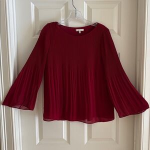 MAX STUDIO PLEATED TOP W/ROUNDED NECKLINE. SZ S. BARELY WORN! BEAUTIFUL COLOR.
